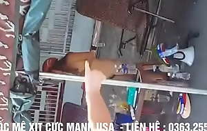 Quay lén em gái ở truồng chạy lòng vòng quá ghê