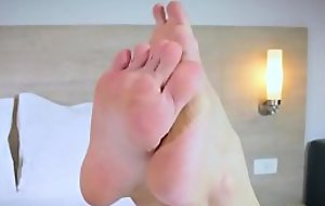 Amateur ladyboy toe teasing in her paws