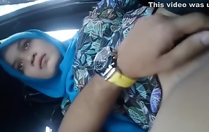 Fingering Hijab Girlfriend In Put emphasize Car