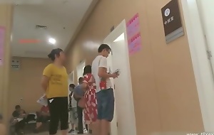 peeping chinese woman in the interest the hospital be advantageous to an injection.4_2