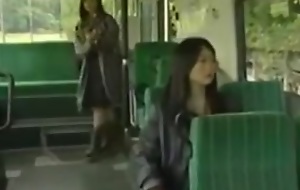 Deux chaudes filles se well-head plaisir d'abord dans le bus puis chez l'une d'elles.